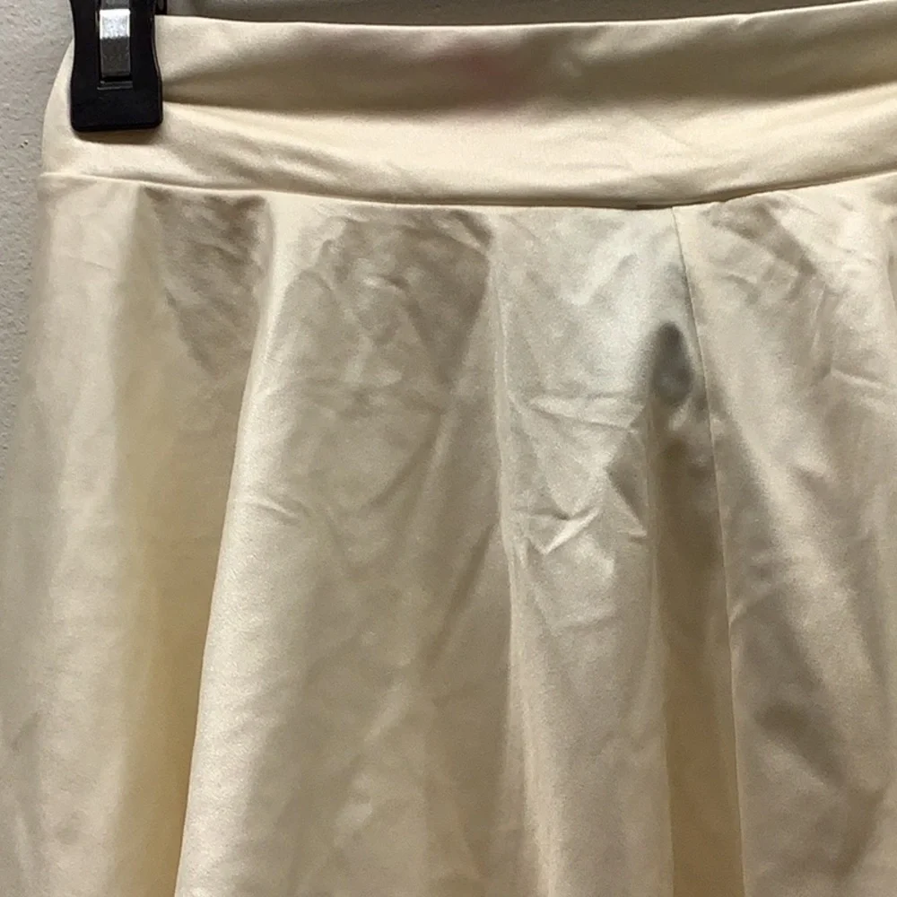 Zuliana V-Waist Size L Off White V-Waist Ruffle Skirt With Lettuce Trim. New